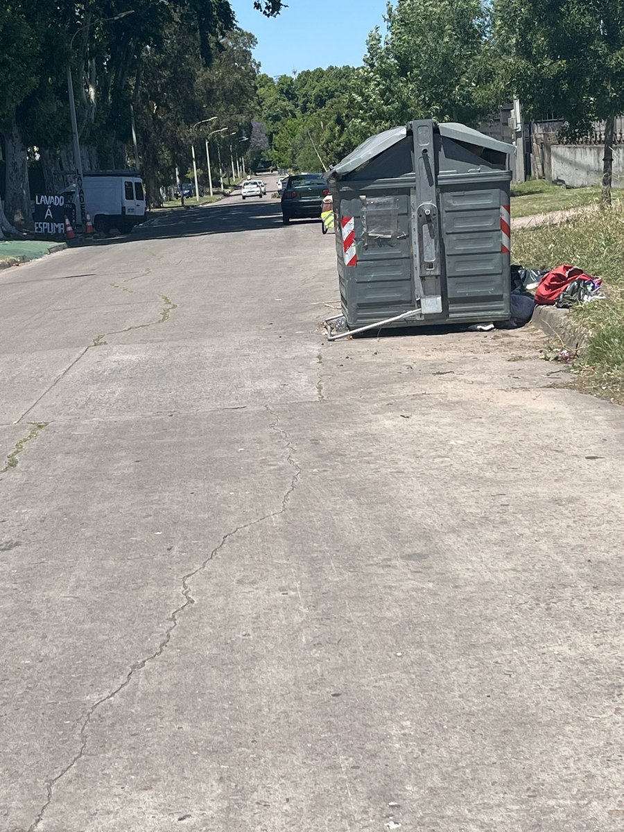 SgBilche's tweet photo. INSOSTENIBLE 
Hace una semana que no pasa nada el camión recolector. Este contenedor fue limpiado por los vecinos, ayer vino y limpió una de los triciclos de la intendencia y ya se está desbordando otra vez. @Mario_Bergara @MunicipioGMvd @montevideoIM https://t.co/1LVMotwxaO