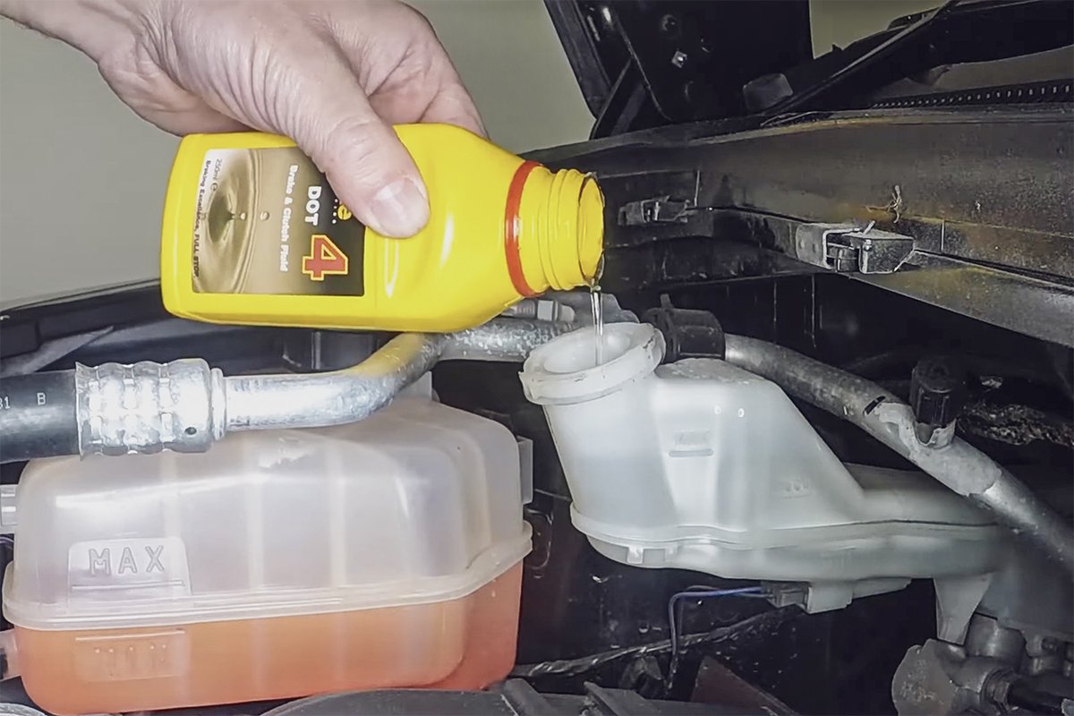 HaynesManuals's tweet image. (🇬🇧) You check your oil. You change your filters.
But when did you last think about your brake fluid? 💧
It absorbs moisture, loses performance, and can boil under stress.
Check it, change it, drive safe ⇢ uk.haynes.com/blogs/tips-tut…

#HaynesManual #HaynesShowsYouHow #tuesdaytip