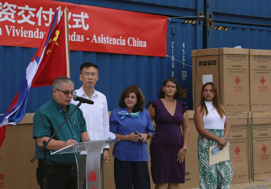 El Gobierno de China entregó oficialmente a #Cuba este lunes una donación de 5 000 sistemas fotovoltaicos destinados a electrificar viviendas aisladas en zonas rurales del país,  un gesto que fortalece la cooperación bilateral y acelera la transición  energética cubana.