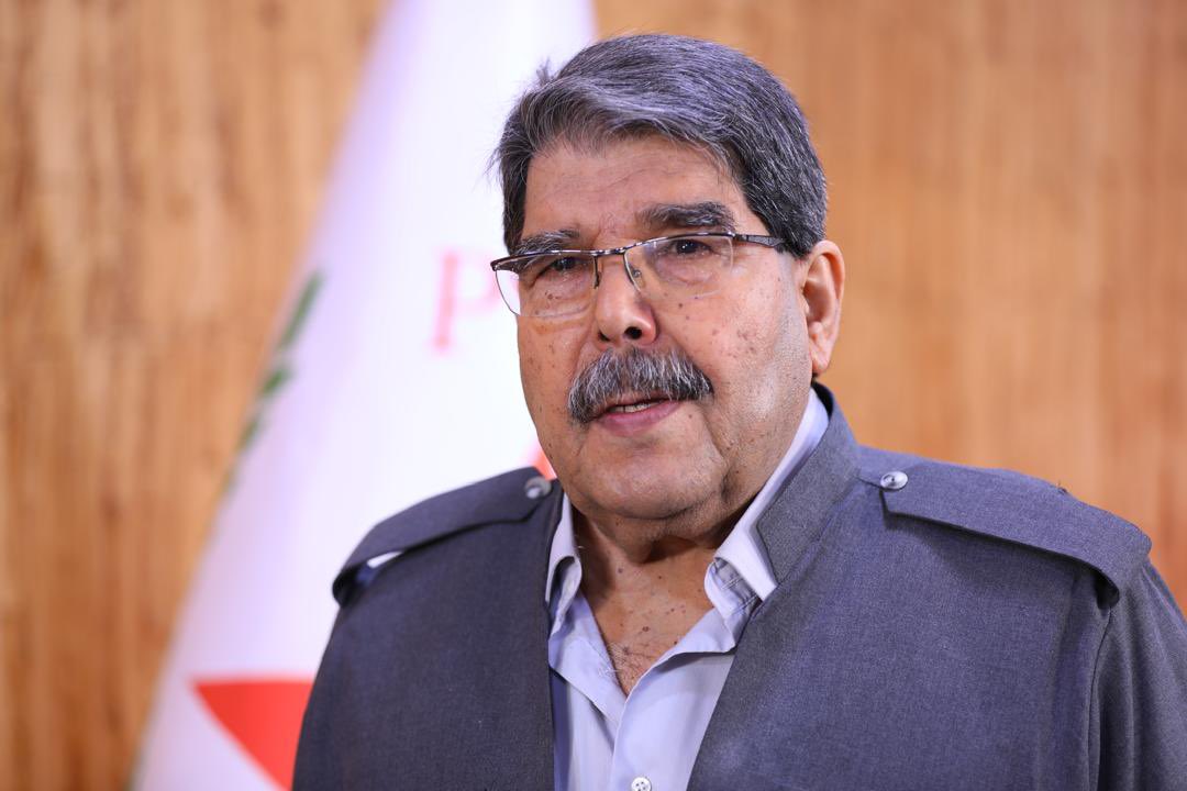 Kürt Siyasetçi Salih Müslim, Xwebûn Gazetesine Önemli Açıklamalarda Bulundu

Salih Müslim, Ahmet Şara ile ABD Başkanı Donald Trump arasında gerçekleşen görüşmenin ardından sürece dair Xwebûn gazetesine önemli değerlendirmelerde bulundu. Müslim’in açıklamalarından öne çıkan