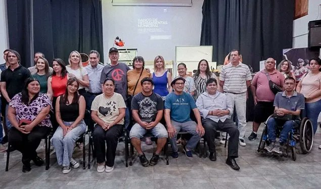 El Estado Provincial impulsa el trabajo local con la primera entrega del Banco de Herramientas en Montecarlo

enfoquemisiones.com/el-estado-prov…