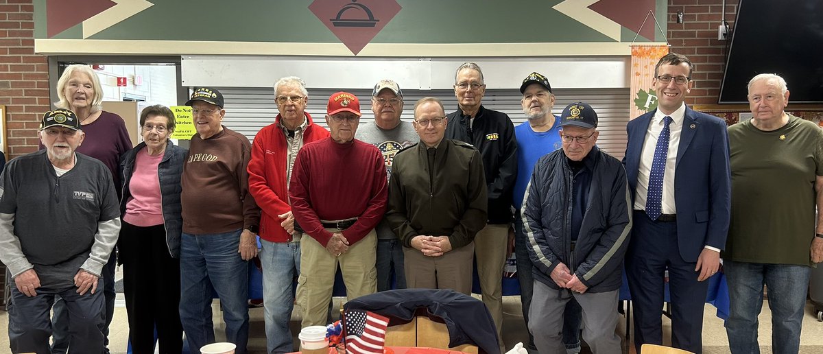MattLesser's tweet image. Saying thank you to veterans across the district this morning. It was great to see Newington veterans with my friend General Evon. #VeteransDay 🇺🇸