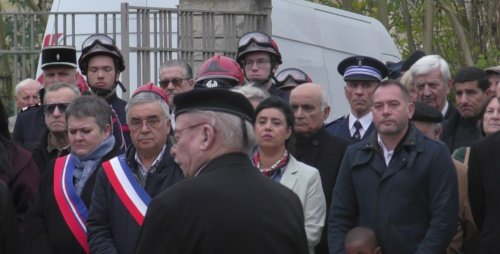[#lesmureaux #11novembre1918]
Commémoration 2025 du "11 novembre" aux Mureaux : un moment de rassemblement
<a href="/Les_Mureaux/">Ville des Mureaux</a> <a href="/CUGPSEO/">Grand Paris Seine & Oise</a> Paris Seine &amp; Oise #11novembre #infolesmureaux #GPSeO 
les-nouvelles-des-mureaux.com/spip.php?artic…