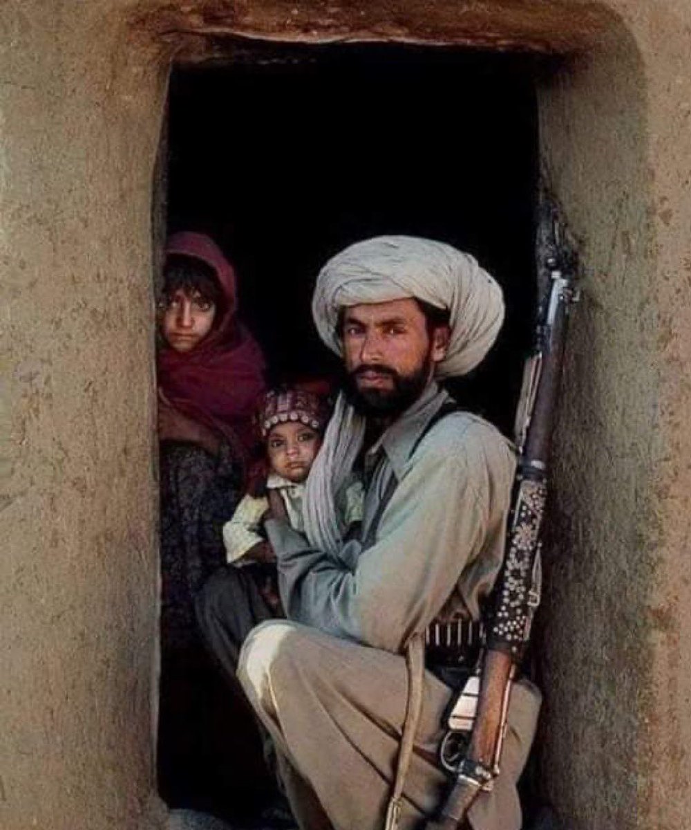 " هؤلاء الأفغان لا يشاهدون التلفاز ولا يعرفون شيئاً عن أفلام رامبو وجيمس بوند ولهذا فهم لايخافوننا، انهم لايرون فينا سوى دخلاء محتلين ويجب أن يخرجونا مهما كلفهم الأمر لهذا كل اسلحتنا وحروبنا النفسية ضدهم لاتجدي نفعاً "

الصحفي ألأمريكي هاستينغز 
في كتاب : The Operator