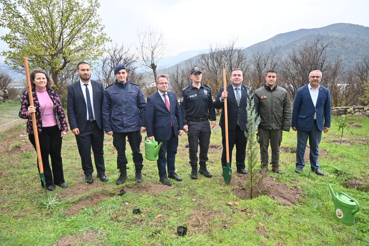 Kaymakamımız Sayın Mücahit Ünal, 11 Kasım Milli Ağaçlandırma Günü münasebetiyle ilçemiz Akkum Mahallesinde gerçekleştirilen fidan dikme etkinliğine katıldı. 

Sayın Kaymakamımız, yanan ormanlarımızın yeniden yeşermesi için katkıda bulunan tüm katılımcılara teşekkürlerini sundu.