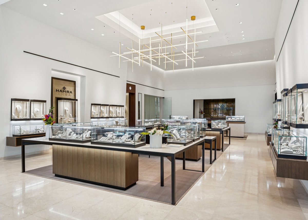 With a rich heritage rooted in elegance, Hamra Jewelers’ Scottsdale location showcases a thoughtfully curated space that reflects the brand’s timeless aesthetic.