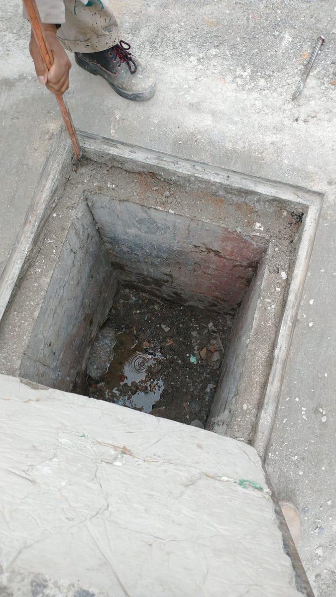 #BuenosDías🌥️
Seguimos atendiendo las necesidades de nuestra comunidad, por ello realizamos labores de desazolve en la Escuela Secundaria No. 116 “Francisco Zarco”, con el objetivo de mejorar las condiciones del plantel.🏫🪠

#ObrasYDesarrolloUrbano 
#VCCercaDeSuGente