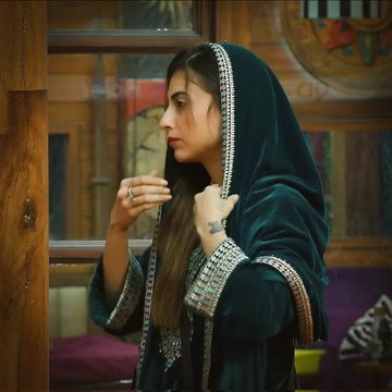 news_all4's tweet image. her mom sent the prettiest suit — she’s glowing different today 🩵✨

#FarrhanaBhatt #BB19 #BiggBoss19