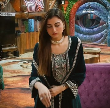 news_all4's tweet image. her mom sent the prettiest suit — she’s glowing different today 🩵✨

#FarrhanaBhatt #BB19 #BiggBoss19