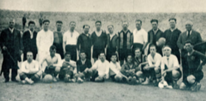 <a href="/NASTICTARRAGONA/">NÀSTIC DE TARRAGONA</a> El encuentro generó gran expectación en la ciudad. No en vano, también era la primera vez que un equipo barcelonés jugaba fuera. El encuentro fue una fiesta y el 2-5 final, lo de menos. De hecho el equipo no pudo más que ganar 2 partidos por incomparecencia en la competición.