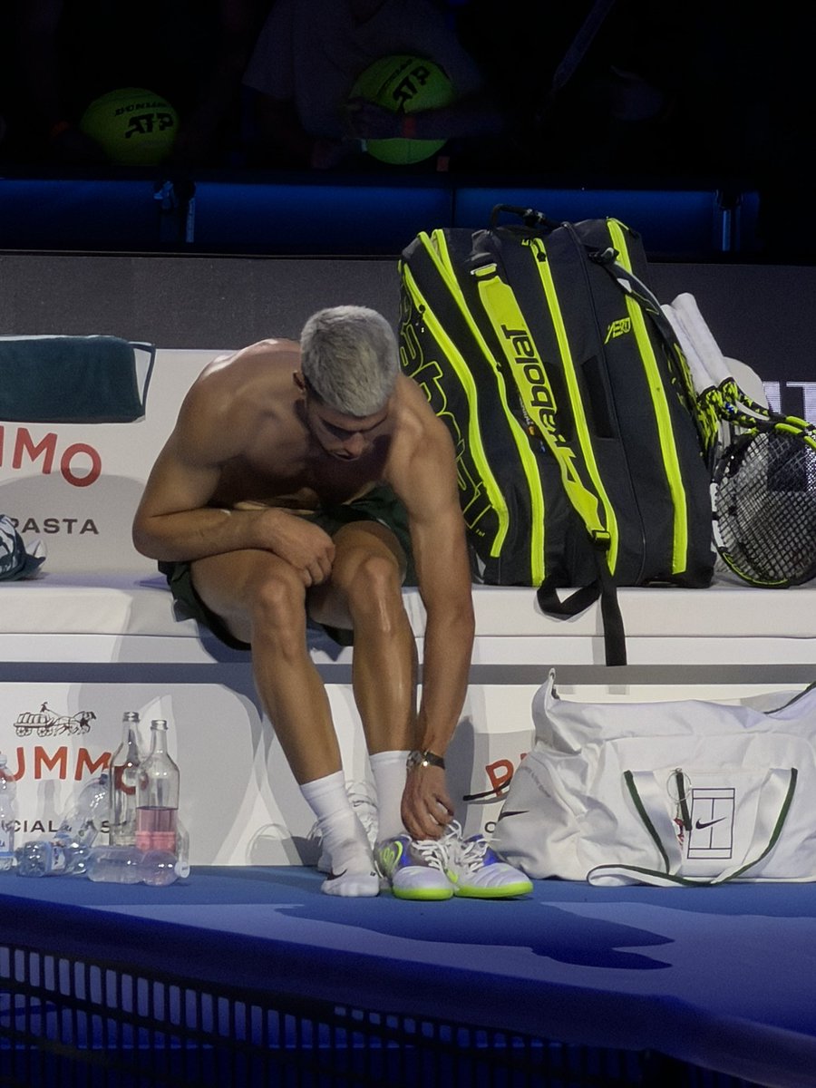 2 horas 48 minutos de partido. 

Está liquidado Alcaraz.