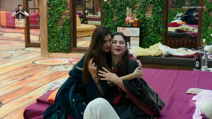news_all4's tweet image. Omg the rarest sight 😭 Farrhana getting emotional — Kunickaa’s sweet gesture truly melted her heart 🫶🏻 such a wholesome moment to witness 💫

#FarrhanaBhatt #KunickaaSadanand #BB19 #BiggBoss #BiggBoss19