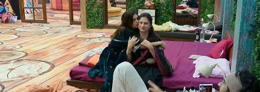 news_all4's tweet image. Omg the rarest sight 😭 Farrhana getting emotional — Kunickaa’s sweet gesture truly melted her heart 🫶🏻 such a wholesome moment to witness 💫

#FarrhanaBhatt #KunickaaSadanand #BB19 #BiggBoss #BiggBoss19