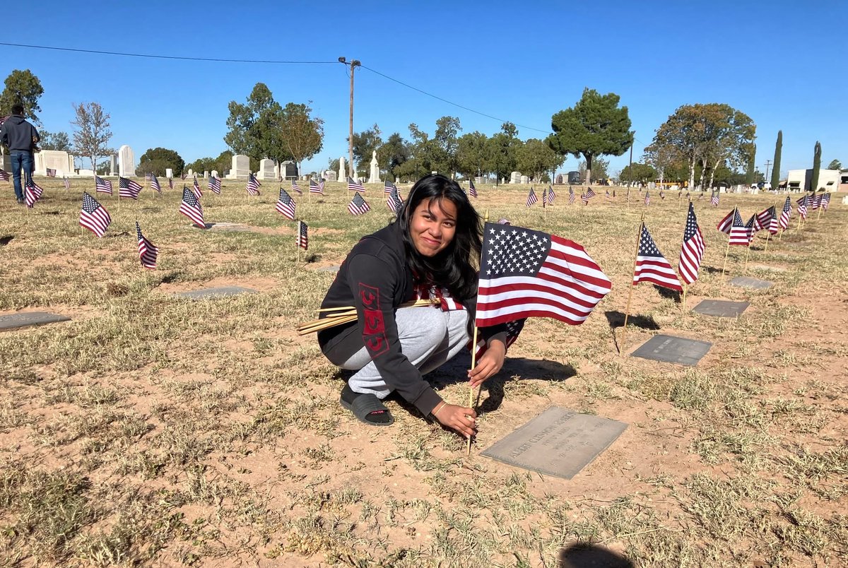 Midland_ISD's tweet image. 🇺🇸This morning, our AFJROTC cadets placed over 1,400 flags on the graves of Veterans to honor those who served our country. We are proud of our cadets for this act of service, paying tribute to sacrifice and dedication.🇺🇸
#StudentExperience #ExcellenceInAction #EngageAndAct