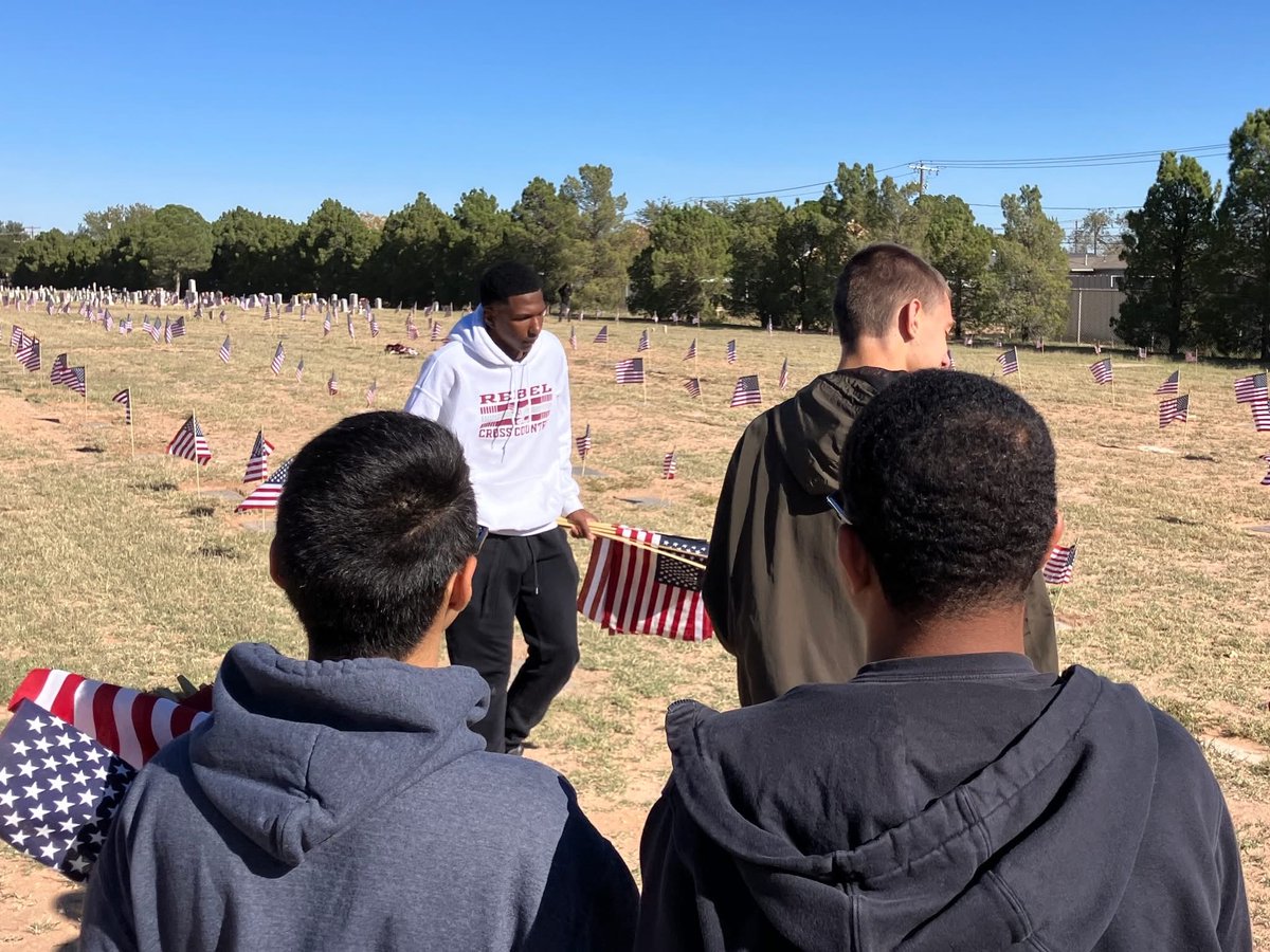 Midland_ISD's tweet image. 🇺🇸This morning, our AFJROTC cadets placed over 1,400 flags on the graves of Veterans to honor those who served our country. We are proud of our cadets for this act of service, paying tribute to sacrifice and dedication.🇺🇸
#StudentExperience #ExcellenceInAction #EngageAndAct