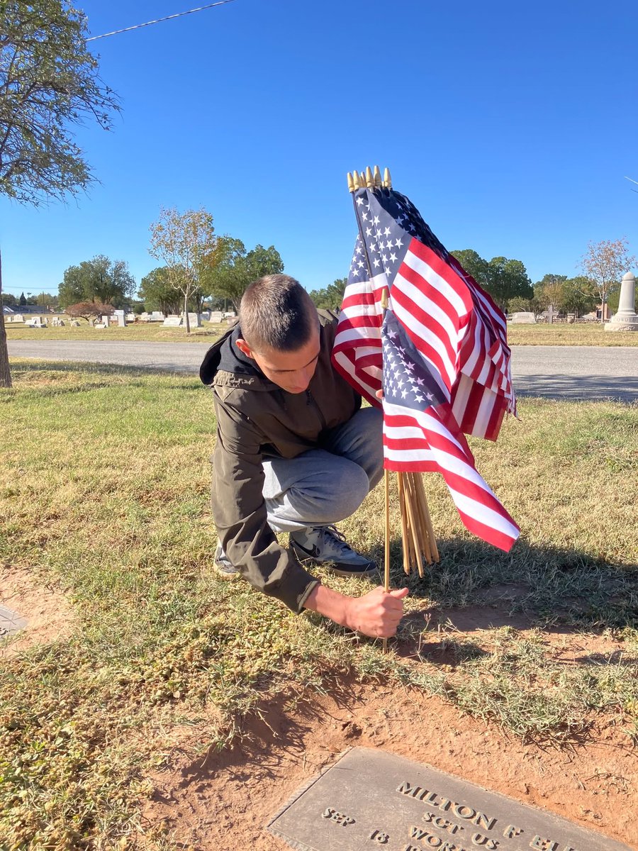 Midland_ISD's tweet image. 🇺🇸This morning, our AFJROTC cadets placed over 1,400 flags on the graves of Veterans to honor those who served our country. We are proud of our cadets for this act of service, paying tribute to sacrifice and dedication.🇺🇸
#StudentExperience #ExcellenceInAction #EngageAndAct