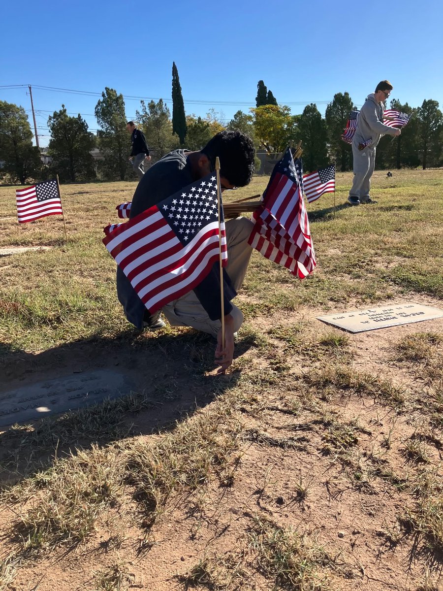 Midland_ISD's tweet image. 🇺🇸This morning, our AFJROTC cadets placed over 1,400 flags on the graves of Veterans to honor those who served our country. We are proud of our cadets for this act of service, paying tribute to sacrifice and dedication.🇺🇸
#StudentExperience #ExcellenceInAction #EngageAndAct