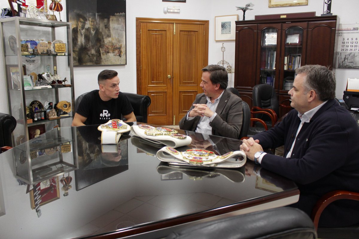 ¡¡Bravo, campeón!! 🥊👏

Hemos recibido en el ayuntamiento al lucentino Ezequiel Sánchez, proclamado Campeón de Europa de K1 este fin de semana ante más de mil personas en el Pabellón Municipal de Deportes Antonio Ruiz Canela.

¡Te deseamos toda la suerte para tus próximos retos!