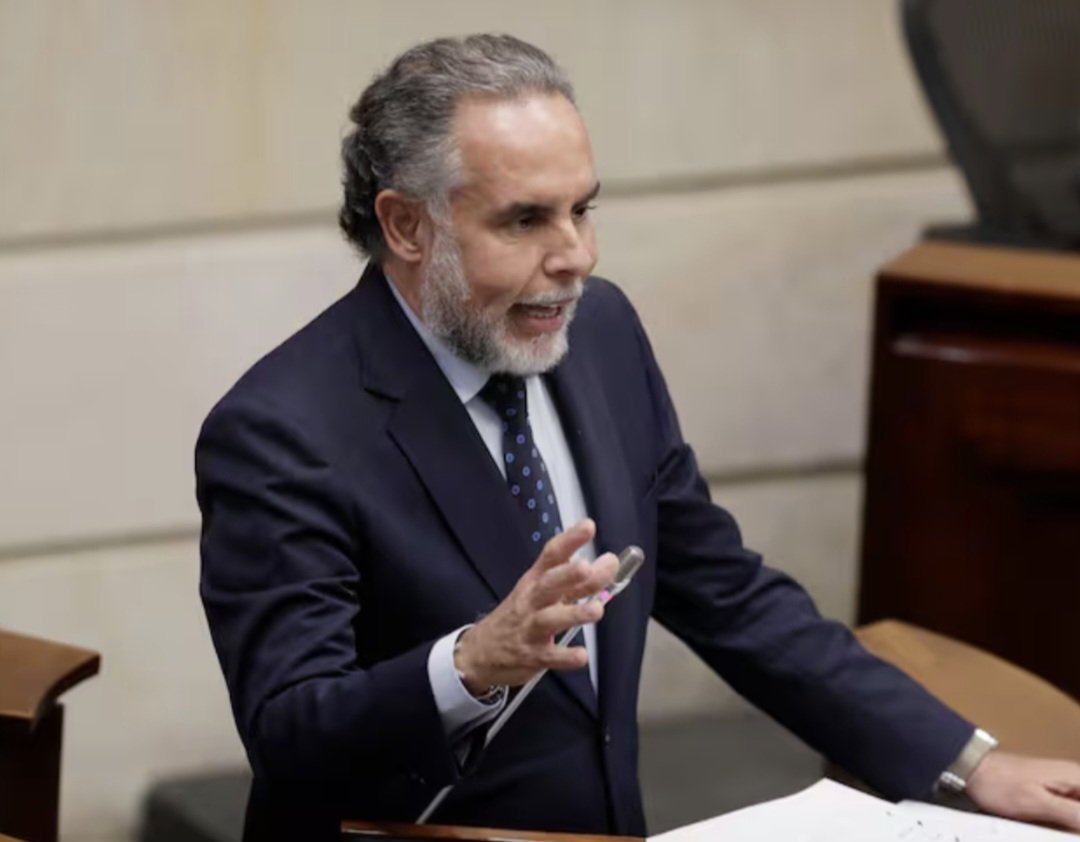 maicajamarca_'s tweet photo. Lo que está haciendo la Magistrada Cristina Lombana es un acto miserable contra el Ministro del Interior @AABenedetti. Ha ordenado hallanar su casa, lugar donde viven su esposa Adelina y sus dos hijos menores de edad, sin importarle el daño emocional y mental que esto les pueda ocasionar.

Esto no es un asunto judicial, sino político, persiguen al Ministro del Interior por acompañar al Presidente @petrogustavo, su proyecto político de cambio, por darse la pela por las Reformas Sociales en el Congreso de la República y por no arrodillarse al poder mafioso.

¡Ministro, un abrazo, creemos firmemente en usted! 💪🏻✊🏻🇨🇴