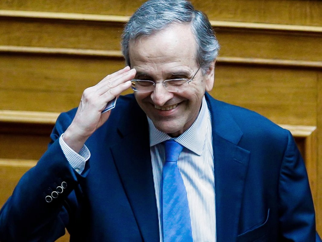 4fABkkc5xTv2aek's tweet photo. 🔴Αντώνης Σαμαράς: ο Έλληνας Κερένσκι.
🔴Ο Αλεξάντρ Φιόντοροβιτς Κερένσκι, ήταν πρωθυπουργός της Ρωσσικής Προσωρινής Κυβέρνησης (η οποία προέκυψε από την Φεβρουαριανή Επανάσταση, που ανέτρεψε τον Τσάρο Νικόλαο), από τις 20 Ιουλίου έως τις 7 Νοεμβρίου 1917, που ξέσπασε η λεγόμενη «Οκτωβριανή Επανάσταση». Ήταν το μόνο μέλος της κυβέρνησης που δεν συνελήφθη από τους μπολσεβίκους. Όλως περιέργως, μετά από λίγο καιρό βρέθηκε στο Παρίσι και αργότερα στην Αμερική, όπου έζησε το υπόλοιπο της ζωής του. Πέθανε σε βαθιά γεράματα το 1970.
🔴Κατηγορήθηκε -και δικαίως!- από τους Ρώσσους αντικομμουνιστές, ότι με την πολιτική του άνοιξε τον δρόμο προς την εξουσία στους μπολσεβίκους και πως ουσιαστικά τους την παρέδωσε. Γι’ αυτό, τον άφησαν να «διαφύγει» απ’ την χώρα. Από το 1917 και μετά, όποιος (αστός) πολιτικός θεωρείται ότι ανοίγει τον δρόμο προς την εξουσία στην αριστερά, χαρακτηρίζεται «Κερένσκι».
🔴Εάν κάποιος με ρωτούσε ποιος είναι ο σύγχρονος «Έλληνας Κερένσκι», θα του απαντούσα ανεπιφύλακτα πως είναι ο Αντώνης Σαμαράς! Κι αυτό, το έχει αποδείξει η πολιτική του πορεία.
🔴Το 1993, ανέτρεψε την κυβέρνηση του κόμματος που τον ανέδειξε, ανοίγοντας τον δρόμο της επανόδου στην εξουσία της «πρώτης φοράς αριστερά» (ΠΑΣΟΚ), επικαλούμενος πρόθεση του τότε πρωθυπουργού, να παραδώσει το όνομα της Μακεδονίας μας στο κρατίδιο των Σκοπίων.
🔴Τι υποκριτής! Στις 27/9/2014, επί πρωθυπουργίας του «Μακεδονομάχου» Α. Σαμαρά, ο τότε αντιπρόεδρος της κυβερνήσεως και υπουργός Εξωτερικών, Ε. Βενιζέλος, από βήματος ΟΗΕ, εξέφρασε ως εξής την θέση της κυβέρνησης για την ονομασία των Σκοπίων: «Όσον αφορά το ζήτημα του ονόματος της πρώην Γιουγκοσλαβικής Δημοκρατίας της Μακεδονίας, προτείνουμε μια αμοιβαία αποδεκτή σύνθετη ονομασία (με γεωγραφικό προσδιορισμό πριν τη λέξη «Μακεδονία») για κάθε χρήση, erga omnes». Δηλαδή, αυτό ακριβώς που έκανε αργότερα ο Τσίπρας, με την Συμφωνία των Πρεσπών.
🔴Το 1995, το ΠΑΣΟΚ, εκτός από την δημοσκοπική του κατάρρευση, είχε να αντιμετωπίσει κι ένα δυσεπίλυτο πρόβλημα: δεν είχε την απαιτούμενη πλειοψηφία για την εκλογή ΠτΔ. Ενώ όλοι θεωρούσαν δεδομένη την διάλυση της Βουλής και την προκήρυξη πρόωρων εκλογών, ήρθε ως «από μηχανής θεός» για το ΠΑΣΟΚ ο τότε πρόεδρος της Πολιτικής Άνοιξης, προτείνοντας για πρόεδρο τον Κωστή Στεφανόπουλο. Το ΠΑΣΟΚ, όχι μόνο διασώθηκε από την σίγουρη ήττα, αλλά κυβέρνησε κι άλλα 9 χρόνια.
🔴Τα χρόνια πέρασαν και το 2004, ο ίδιος άνθρωπος που δήλωνε ότι «Δεν επιστρέφω στη ΝΔ, ακόμα και αν με καλέσουν για αρχηγό», επέστρεψε στην ΝΔ, το 2009 έγινε αρχηγός της και το 2012 πρωθυπουργός. Τότε, ο ίδιος άνθρωπος που σήμερα κατηγορεί τον πρωθυπουργό ότι έχει μετατρέψει την ΝΔ σε «υβρίδιο του σημιτικού ΠΑΣΟΚ», συγκυβέρνησε όχι μόνο με το ΠΑΣΟΚ, αλλά και με την αριστερή ΔΗΜΑΡ.
🔴Κατά την διάρκεια της πρωθυπουργίας του δε, έκανε ό,τι ήταν ανθρωπίνως δυνατόν, για να ανοίξει τον δρόμο του ΣΥΡΙΖΑ προς την εξουσία! Το 2015 τα κατάφερε κι έχασε από τον Τσίπρα.
🔴Παρεμπιπτόντως, αυτός που σήμερα λέει πως «με τους πειρατές δεν κάνεις διάλογο» (εννοώντας τους Τούρκους), ως πρωθυπουργός είχε κάνει αρκετές φορές διάλογο μαζί τους. Σε μια από αυτές, στις 4/3/2013, στην κοινή συνέντευξη τύπου, ο «πειρατής» Ερντογάν έθεσε για πρώτη φορά επίσημα θέμα συνεκμετάλλευσης  του Αιγαίου, με την έκφραση «kazan – kazan». Που σημαίνει, αγγλιστί «win-win», κι ελληνιστί «μισά-μισά». Ο Α. Σαμαράς, όχι μόνο δεν του απάντησε όπως έπρεπε, αλλά έδωσε εντολή στην ΕΡΤ να μην μεταφράσει την συγκεκριμένη έκφραση.
🔴Τώρα, ο ίδιος μοιραίος άνθρωπος, αν και άργησε κάπως, επανήλθε στις «εργοστασιακές ρυθμίσεις» και επιχειρεί να αναστήσει την πολιτικά νεκρή πλέον αριστερά. Κι αν για κάποιους ισχύουν τα γνωστά ρητά: «το δις εξαμαρτείν ουκ ανδρός σοφού» και «το τρις εξαμαρτείν ανδρός παράφρονος», για τον «Έλληνα Κερένσκι», πρέπει να βρούμε κάτι για το «εσαεί εξαμαρτείν...».~