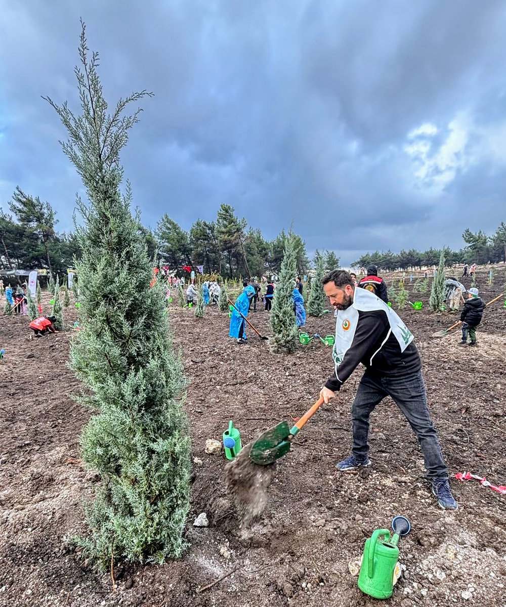 Prof_Dr_BToprak's tweet photo. 🌲Toprağa umut, geleceğe nefes bıraktık.

🗓️11 Kasım Milli Ağaçlandırma Günü  

#YeşilYarınlarİçin #11Kasım #yeşilvatan https://t.co/xbl7uWFy8x