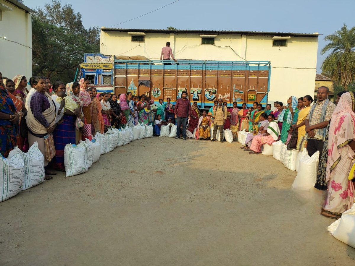 dc_sahibganj's tweet photo. बोरियो प्रखंड में #JSLPS अंतर्गत IFC संकुल (Integrated Farming Cluster) के तहत 85 किसानों के बीच कुल 425 किलोग्राम चना बीज का वितरण किया गया।
@onlineJSLPS #IFC #Sahibganj #RuralDevelopment #JharkhandAt25 https://t.co/PpuExzFtNq