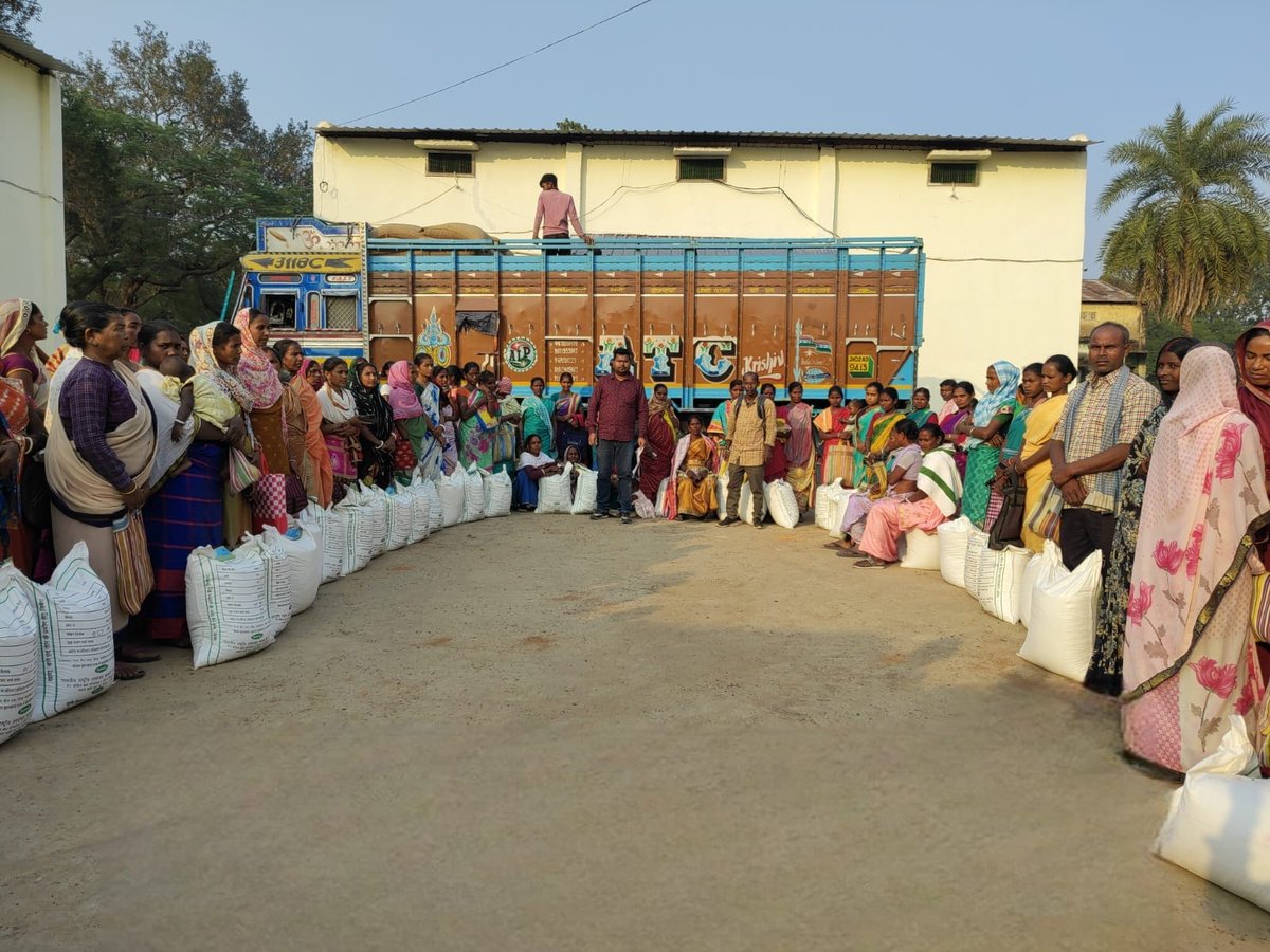 dc_sahibganj's tweet photo. बोरियो प्रखंड में #JSLPS अंतर्गत IFC संकुल (Integrated Farming Cluster) के तहत 85 किसानों के बीच कुल 425 किलोग्राम चना बीज का वितरण किया गया।
@onlineJSLPS #IFC #Sahibganj #RuralDevelopment #JharkhandAt25 https://t.co/PpuExzFtNq
