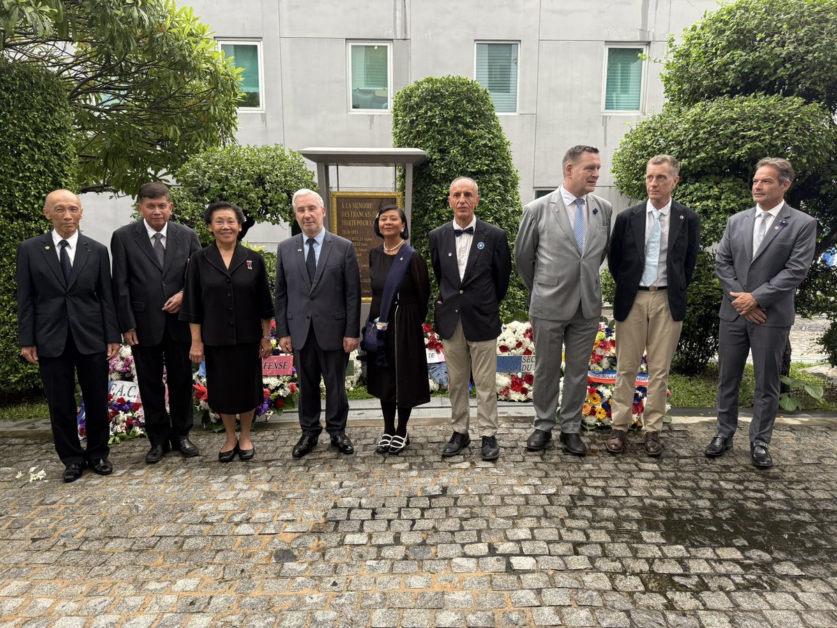 SPICHAI2's tweet photo. 🇹🇭🇫🇷 En ce jour solennel, la SMLH – Section Thaïlande rend hommage aux Légionnaires de Persée, exemple de courage et de service. 🏛️ Merci à S.E.M. J.-C. Poimboeuf pour son accueil lors de la cérémonie à l’Ambassade de France @FRenThailande @LegendusEst @SmlhNational https://t.co/FD2HQSNvfZ