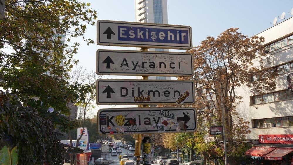 bosunatiklama's tweet photo. Ankara'da bir genç, gündem olan Kızılay tabelasını koluna dövme yaptırdı. https://t.co/b6FqTw1QDq