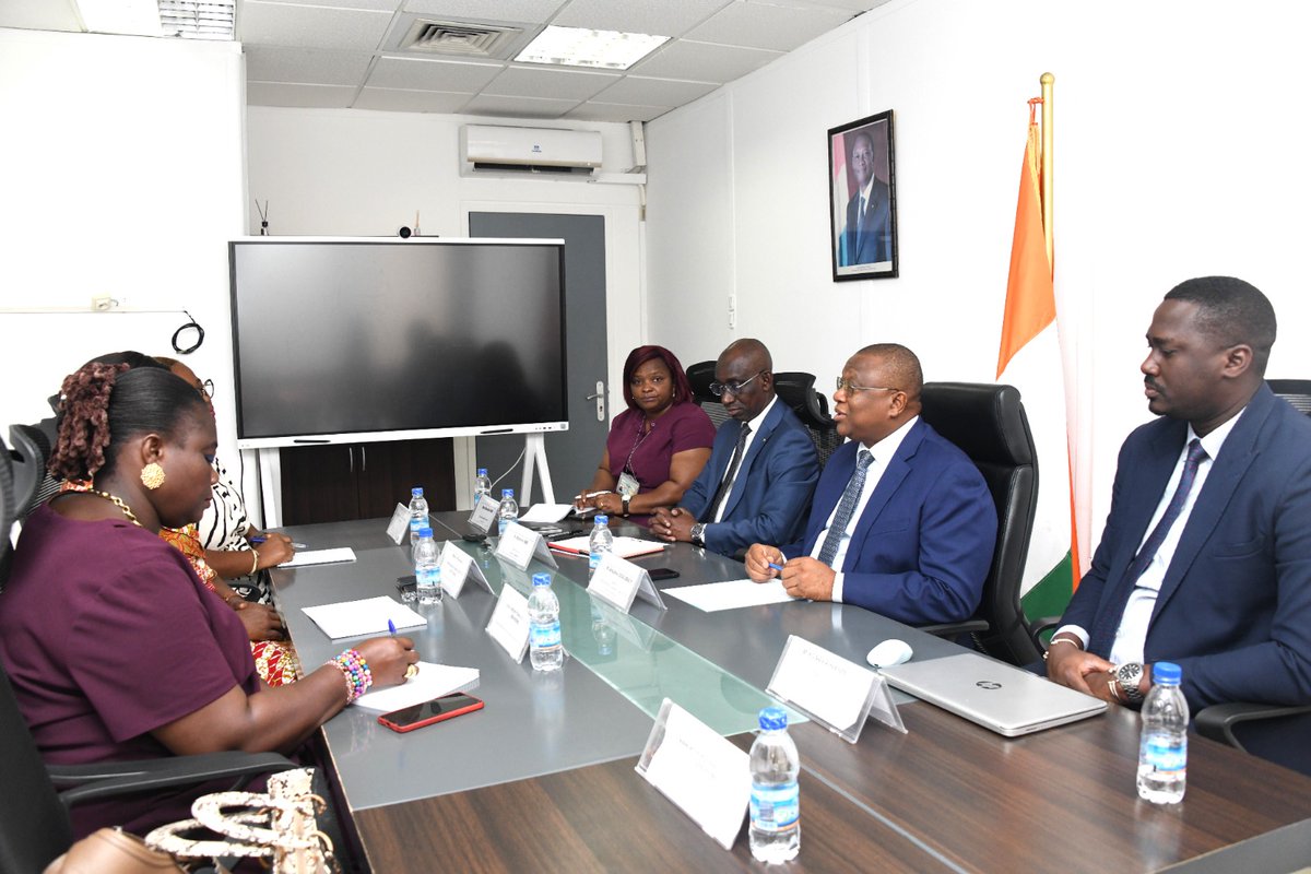 MINCOM_CI's tweet image. 🤝 Le Ministre Amadou Coulibaly, a reçu ce 11 nov. 2025 la nouvelle équipe de l’AFJCI, conduite par sa présidente Mme Virginie G. Zohon N’Guessan. Il a salué son élection et réaffirmé son soutien aux actions pour les droits et la justice sociale.
#AFJCI #MICOM #LeadershipFéminin