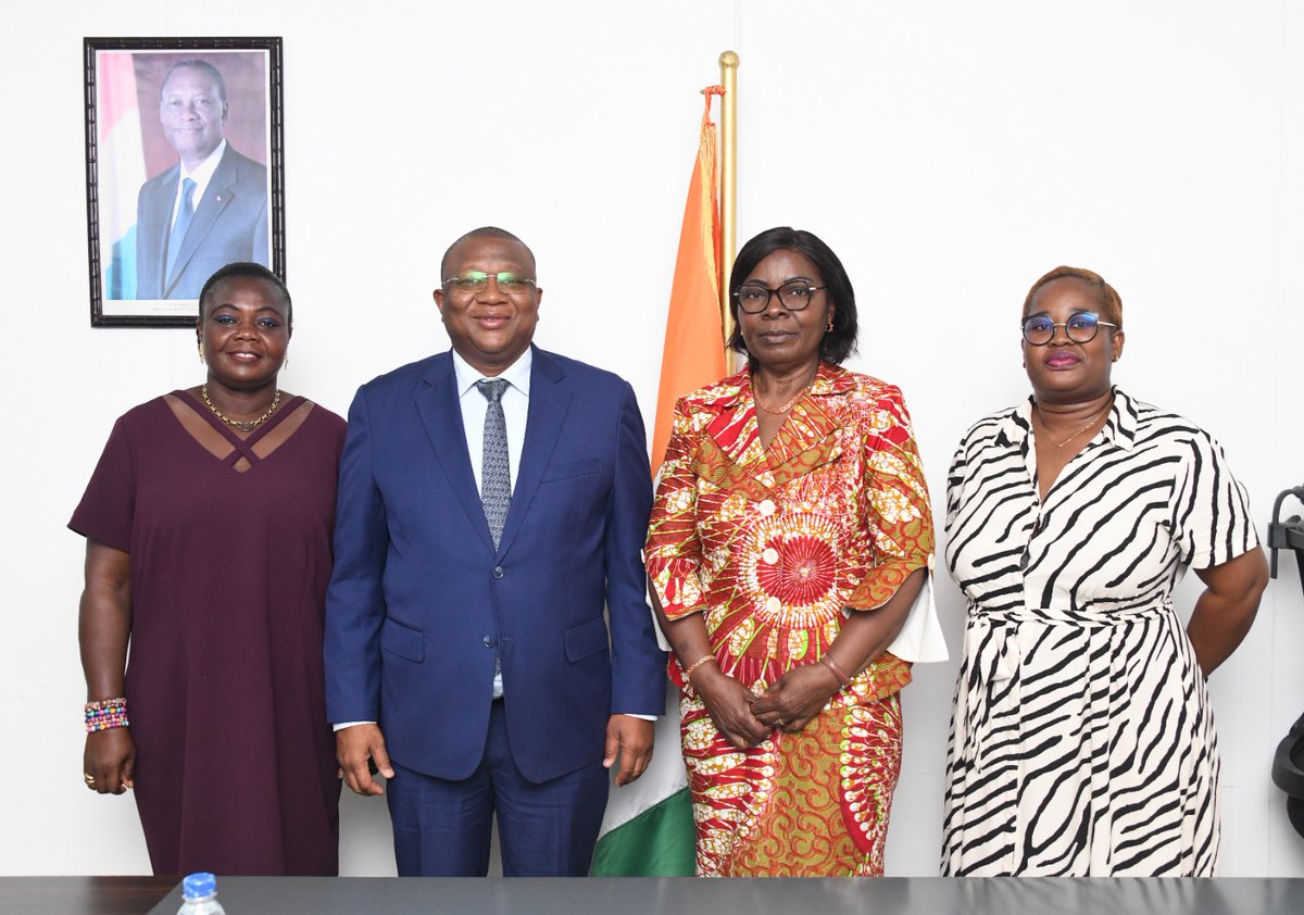 MINCOM_CI's tweet image. 🤝 Le Ministre Amadou Coulibaly, a reçu ce 11 nov. 2025 la nouvelle équipe de l’AFJCI, conduite par sa présidente Mme Virginie G. Zohon N’Guessan. Il a salué son élection et réaffirmé son soutien aux actions pour les droits et la justice sociale.
#AFJCI #MICOM #LeadershipFéminin