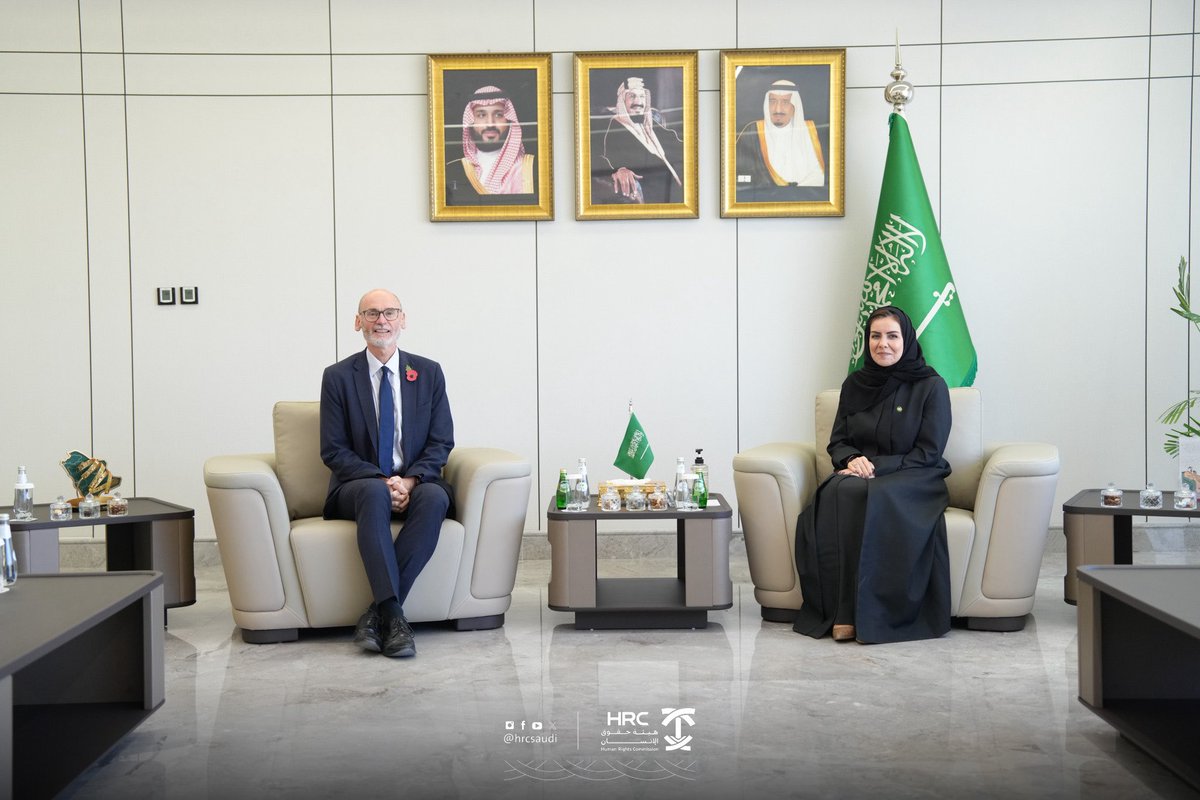 HRCSaudi's tweet image. في إطار تعزيز جهود التعاون المشترك بين المملكة والمملكة المتحدة، استقبلت اليوم معالي رئيس #هيئة_حقوق_الإنسان د. هلا بنت مزيد التويجري، سفير بريطانيا المعيَّن حديثًا لدى المملكة ستيفن هيتشن، وذلك في مقر الهيئة.
جرى خلال اللقاء مناقشة مجالات التعاون المشترك، واستعراض آليات تعزيز…