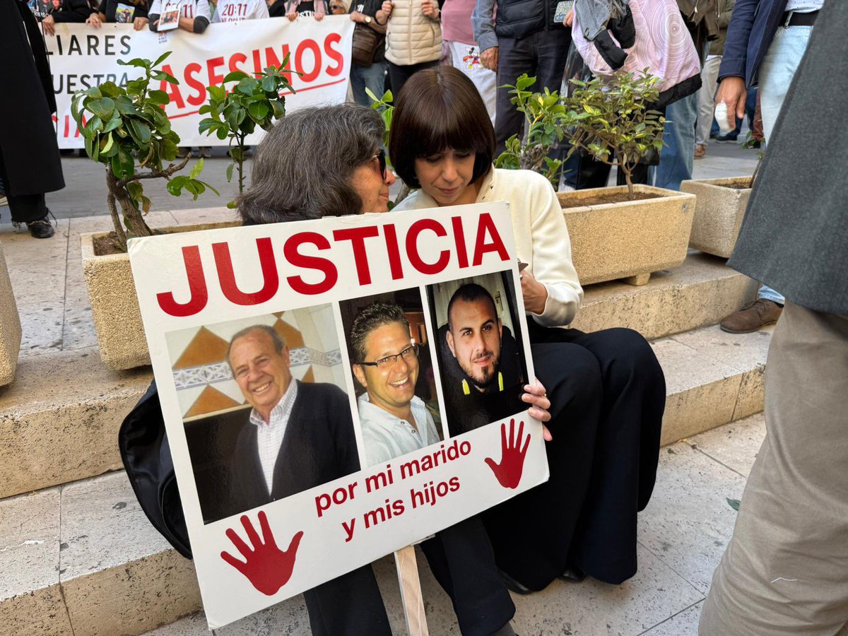 Les víctimes de la Dana demostren tota la dignitat que li falta al PP i Vox.

És vergonyós que s'hagen quedat a les portes de Les Corts durant la Comissió d'Investigació perquè el seu lloc l'ocupen 6 assessors de Mazón.

Nosaltres sempre estarem al seu costat.❤️