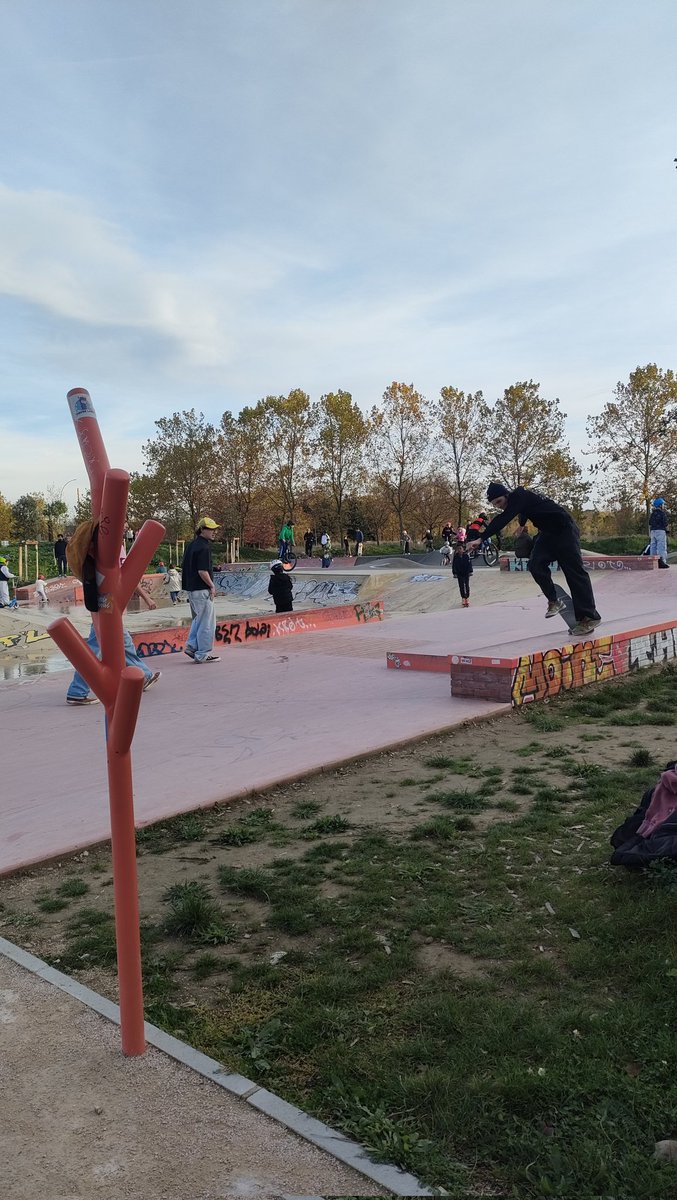Affluence des grands jours à al base de loisirs ses Argoulets !
Sous le soleil, les sportifs, amateurs de trottinette, skate, bmx sont de sortie !

Les infrastructures ont été rénovées et de nombreux arbres plantés, les toulousains apprécient.

#Toulouse #Toulouse2026