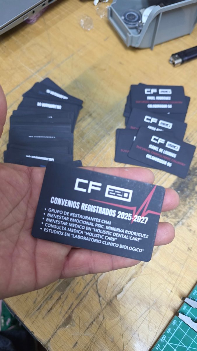 DesignYos's tweet image. ¡ Martecito de PVC! 🙌🏽

Seguimos y seguimos, gracias por elegirnos para sus proyectos e ideas, hoy tocó sacar tarjetas #pvc tipo bancarias para IDs de colaboradores de #TF220 y #CF220, gracias inmensas! ✨️

#YosDesign 💎