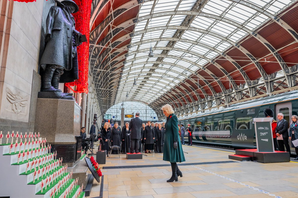 GWRHelp's tweet image. Today it was a real privilege to welcome Her Majesty Queen Camilla to London Paddington for the Armistice Day commemoration service in rail’s bicentenary. 

We remembered those who served and sacrificed for our freedom, by bringing poppy wreaths from across the GWR network, by…