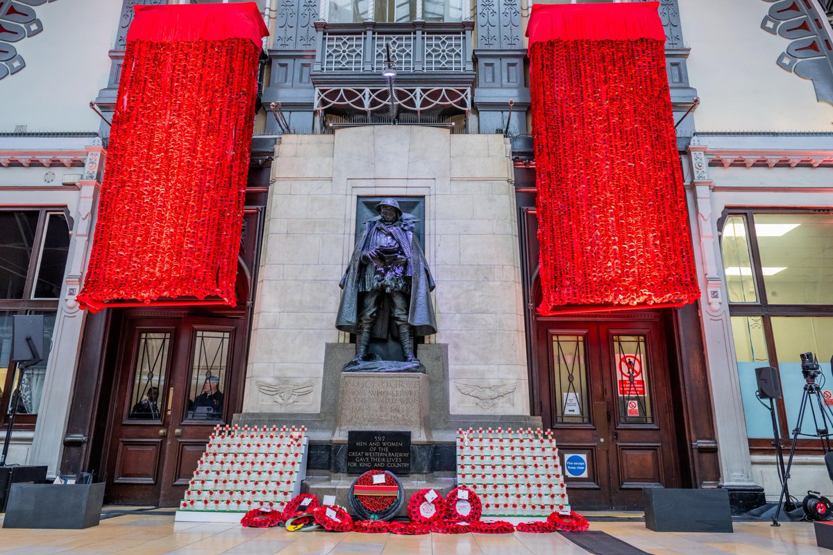 GWRHelp's tweet image. Today it was a real privilege to welcome Her Majesty Queen Camilla to London Paddington for the Armistice Day commemoration service in rail’s bicentenary. 

We remembered those who served and sacrificed for our freedom, by bringing poppy wreaths from across the GWR network, by…