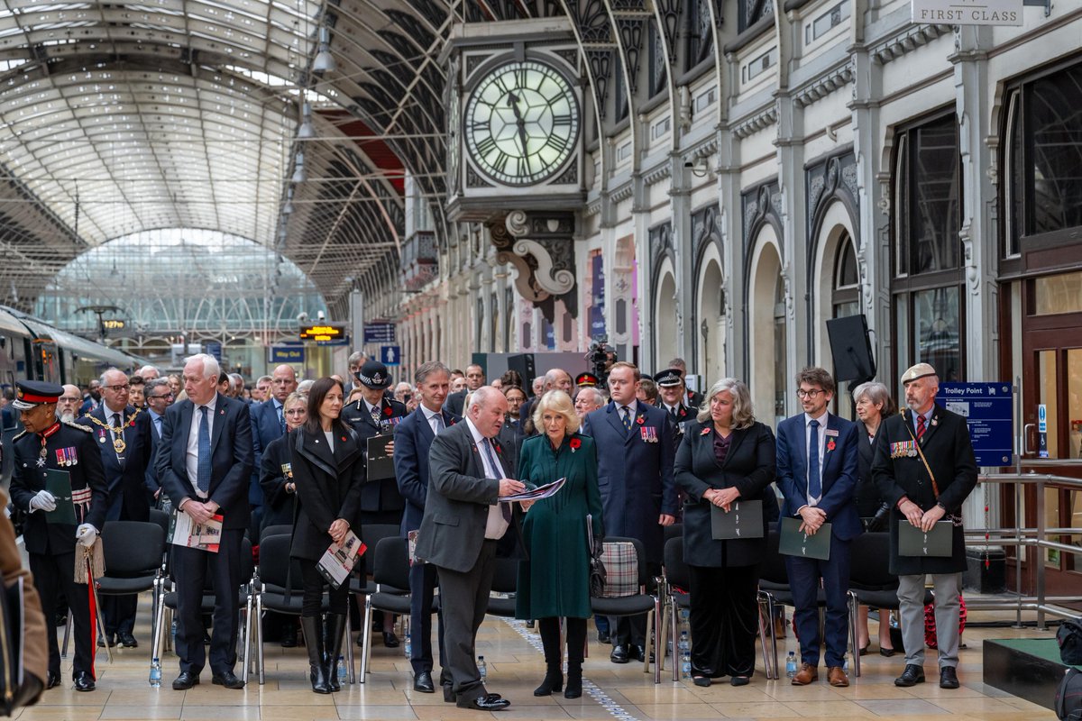 GWRHelp's tweet image. Today it was a real privilege to welcome Her Majesty Queen Camilla to London Paddington for the Armistice Day commemoration service in rail’s bicentenary. 

We remembered those who served and sacrificed for our freedom, by bringing poppy wreaths from across the GWR network, by…