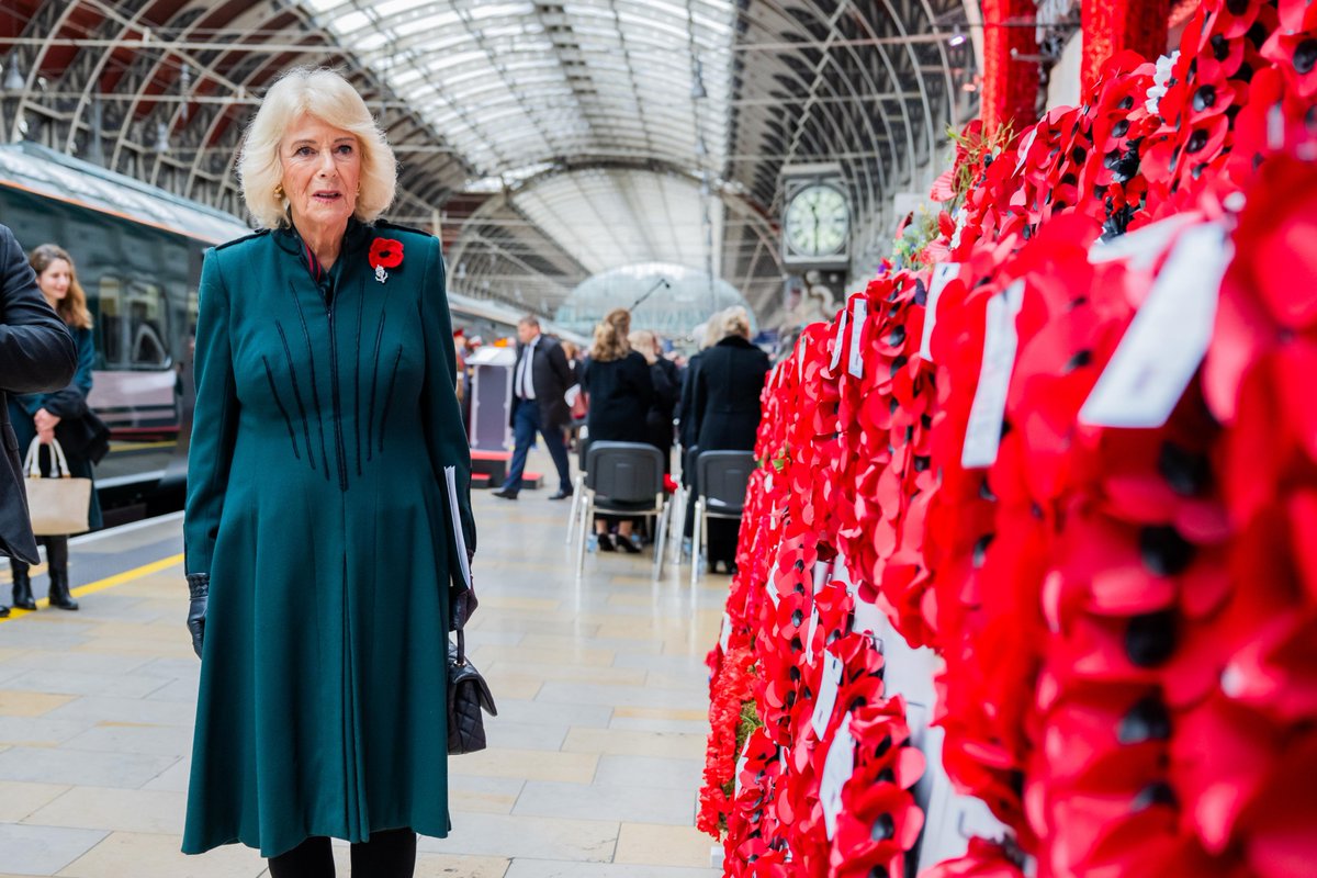 GWRHelp's tweet image. Today it was a real privilege to welcome Her Majesty Queen Camilla to London Paddington for the Armistice Day commemoration service in rail’s bicentenary. 

We remembered those who served and sacrificed for our freedom, by bringing poppy wreaths from across the GWR network, by…
