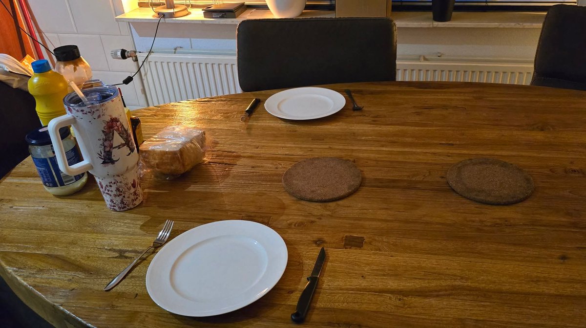 Zo, het eten is warm, tafel gedekt en nu is het nog ff wachten op zoon...
En dan kunnen we aan tafel...

#Gehaktballetjes  #StamppotZuurkool #Opgebakken