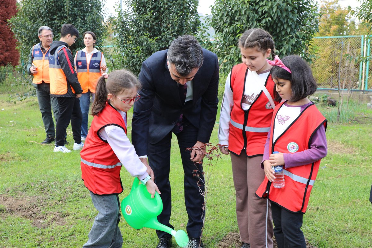 Doğaya Nefes, Geleceğe Umut! 🌱

1️⃣1️⃣ Kasım Millî Ağaçlandırma Günü dolayısıyla, Ordu DSİ. 7️⃣5️⃣. Şube Müdürlüğü yerleşkesinde fidan dikim etkinliği gerçekleştirildi.🌳

Cumhurbaşkanımız Sayın Recep Tayyip Erdoğan’ın himayelerinde yürütülen ve ülke genelinde eş zamanlı olarak