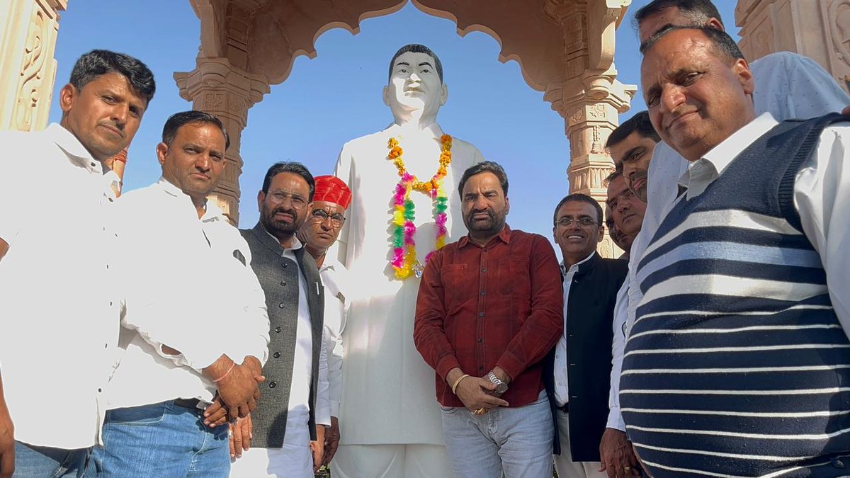 hanumanbeniwal's tweet photo. नागौर संसदीय क्षेत्र के मंडूकरा गांव में किसान नेता तथा डीडवाना के पूर्व विधायक स्वर्गीय श्री रूपाराम जी डूडी की जयंती पर आयोजित कार्यक्रम में भाग लेकर स्वर्गीय रूपाराम जी की प्रतिमा पर माल्यार्पण करके उन्हें श्रद्धांजलि अर्पित की और उपस्थित लोगों से मुलाकात की | https://t.co/PLqa0uwWm6
