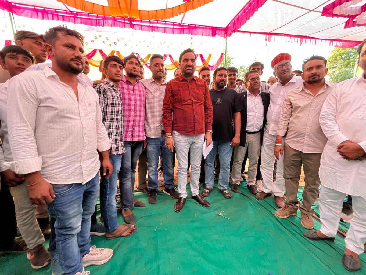 hanumanbeniwal's tweet photo. नागौर संसदीय क्षेत्र के मंडूकरा गांव में किसान नेता तथा डीडवाना के पूर्व विधायक स्वर्गीय श्री रूपाराम जी डूडी की जयंती पर आयोजित कार्यक्रम में भाग लेकर स्वर्गीय रूपाराम जी की प्रतिमा पर माल्यार्पण करके उन्हें श्रद्धांजलि अर्पित की और उपस्थित लोगों से मुलाकात की | https://t.co/PLqa0uwWm6