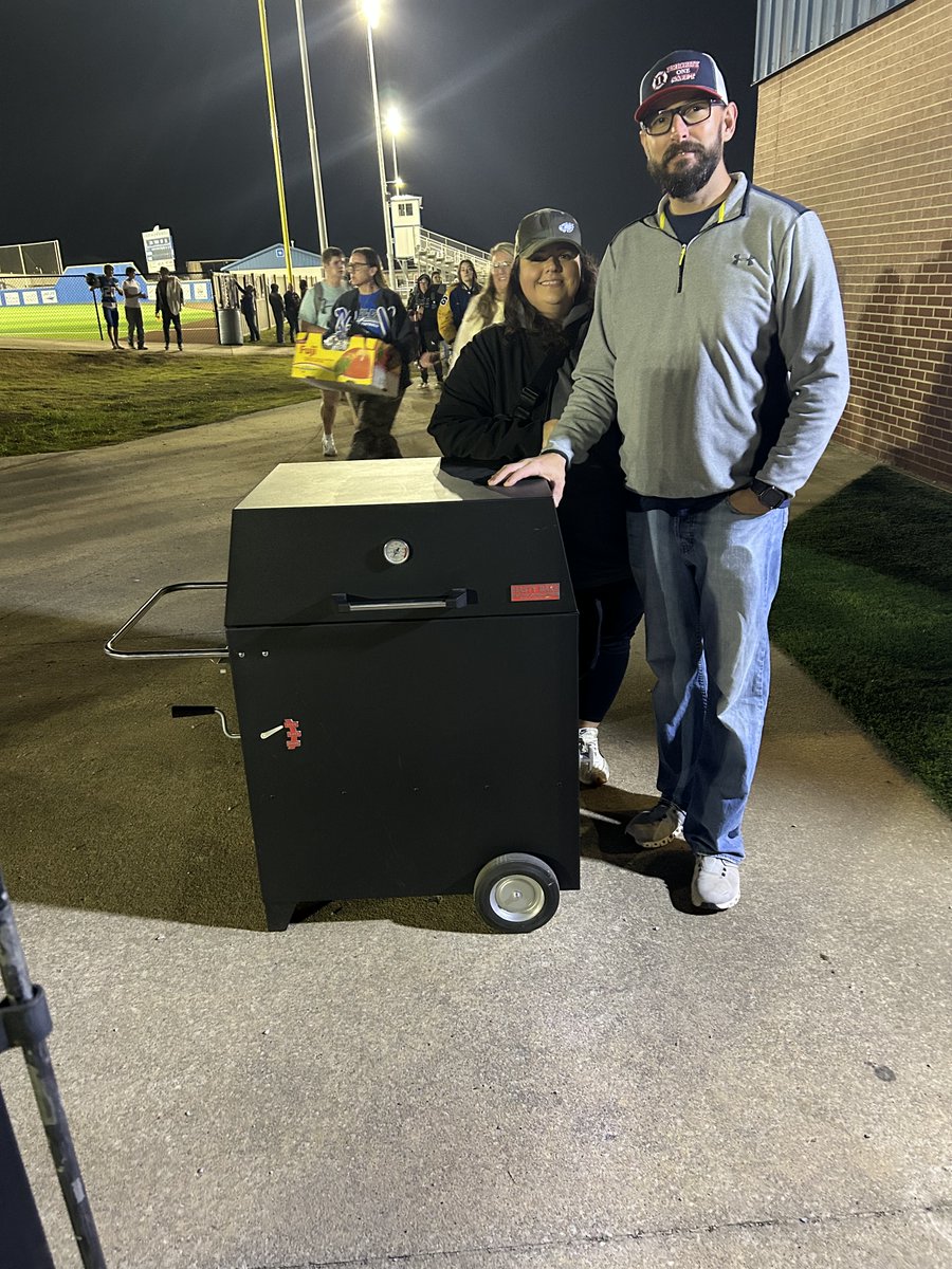 Congratulations to Chris Cagle and wife Ashley for winning the Sequoyah Athletic Department raffle for the Hasty Bake Grill!!

#comesoarwithus #sequoyaheagles