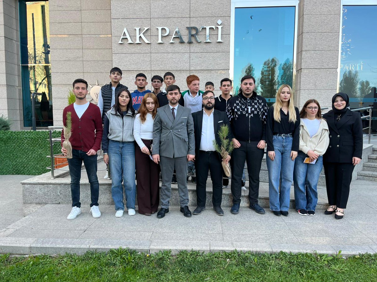 AkGenclikcubuk's tweet photo. Ak Parti Çubuk GK Bşk. Sn.Uhud Bağcı, Teşkilat üyelerimizle birlikte. AK Parti Çevre ve Şehircilik Politikaları Başkanlığı tarafından AK Parti Kongre Merkezi'nde düzenlenen Medeniyetimizde Şehir ve Mekân Temalı Şehircilik Zirvesi ve Kentkırım Sergisi programına katılım sağladık. https://t.co/9yhRacrYw6