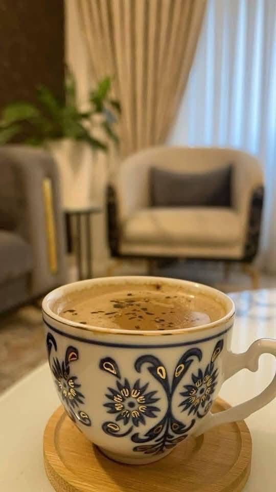 أرجو ألّا تسرق الحياة
هذه الأُلفة التي أنسجها في أيامي.