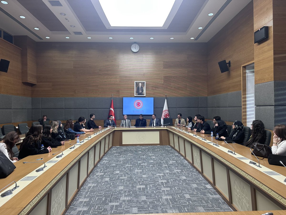 AK Parti Konya Gençlik Kollarımızda yer alan hukuk fakültesi öğrencilerimizi Gazi Meclisimizde milletvekilleri olarak misafir ettik.

Ziyaretlerinden dolayı genç kardeşlerimize teşekkür ediyor, eğitim hayatlarında başarılar diliyorum.

<a href="/akgenclikkonya_/">AK Parti Konya İl Gençlik Kolları Başkanlığı</a> 
<a href="/avibrahimkelek/">İbrahim Kelek</a>