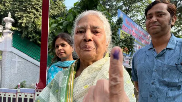 तमाम भक्त भाई बोल रहे हैं कि आप एग्जिट पोल का खिलाफत क्यों कर रहे? इसकी वजह साफ है।  लीजिये बिहार के बहाने इस शातिरपने को समझिए-

बिहार चुनाव 2015 के एग्जिट पोल ...
टुडे चाणक्या   : BJP 155
टाइम्स नाउ     : BJP 111
दैनिक जागरण: BJP 130
एबीपी नेल्सन : BJP 130
इंडिया टुडे      :