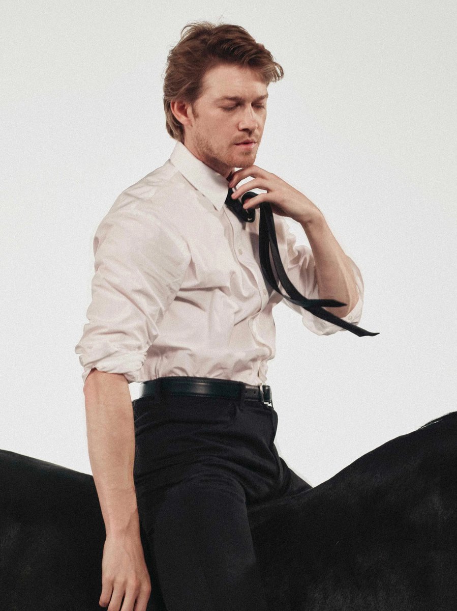 SeriesBrasil's tweet image. Joe Alwyn é eleito um dos Homens do Ano pela GQ Alemanha.