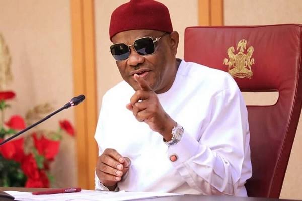 ennyola0015's tweet image. It’s surprising how many people don’t realize that cabinet ministers rank above all service chiefs. 

As long as their orders are lawful, all service chiefs are required to follow directives from a minister.
 In particular, the Minister of Defense has the authority to issue…